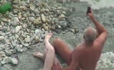 Prostituta polonesa transando com velho na praia