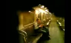 Garota amadora fazendo boquete no trem