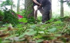 Mulher madura loira chupando um cara na floresta