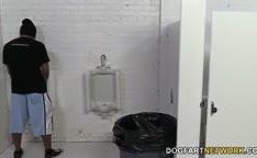 Pornstar Riley Reid no banheiro gritando arrombada por negros dotados