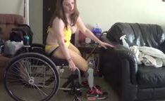 Gostosa na cadeira de rodas mostra suas pernas amputadas