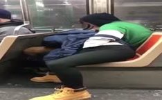 Garota faz boquete no metrô em flagra amador