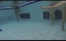 Tocando punheta no colega na piscina