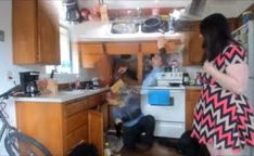 Adolescente gordinha transando com encanador na cozinha